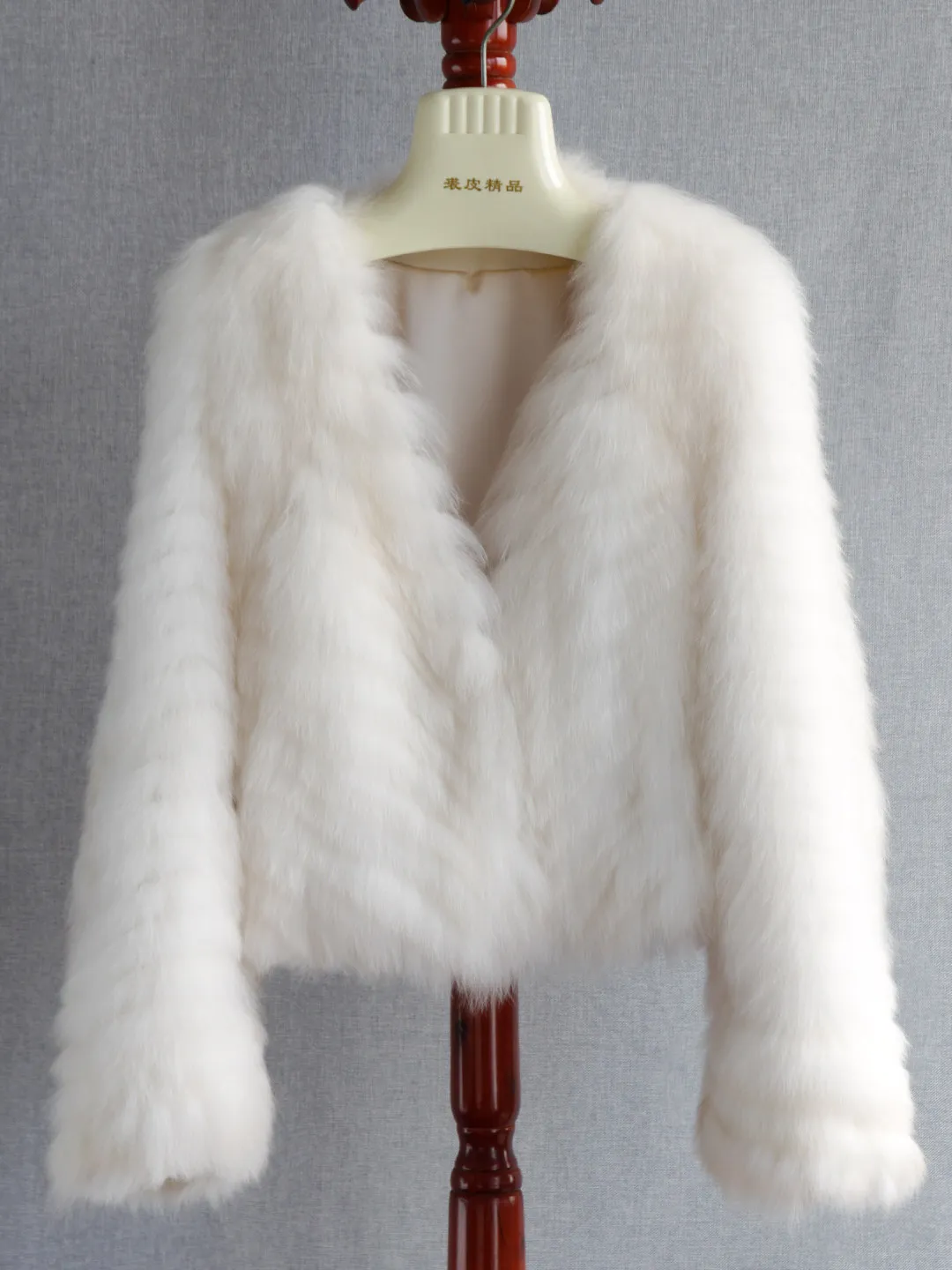 Krótka kurtka z futra lisa importowanego w 2025 roku, dekolt w serek, efekt rozmazanego sobola, szerokie rękawy, płaszcz z futra lisa w paski.