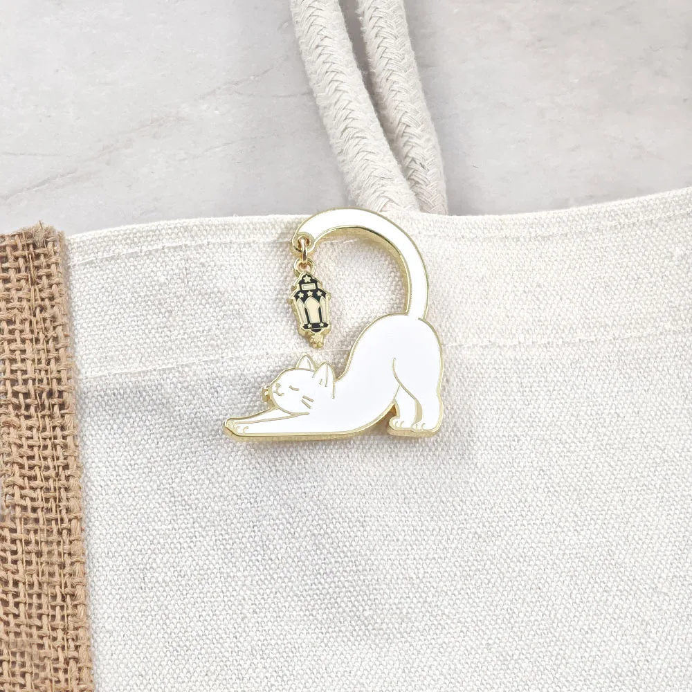 Niedliche weiße Katzen-Emaille-Pins, baumelnde Laternen-Broschen, dehnbare Kätzchen-Hängelampen-Reversnadeln, Rucksack-Schmuckgeschenk, Großhandel – Detail 8