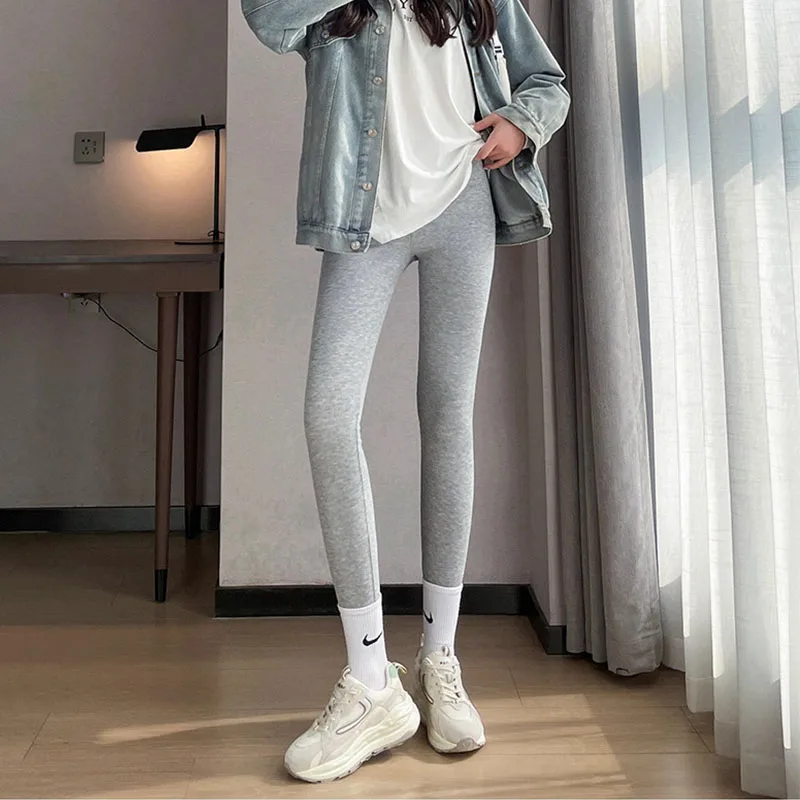 Herbst und Winter neue Verkäufe von Hosen mit Gewinde schlanke Neun-Punkt-Hosen Frauen beliebte vertikale Streifen mit allen Leggings Frauen