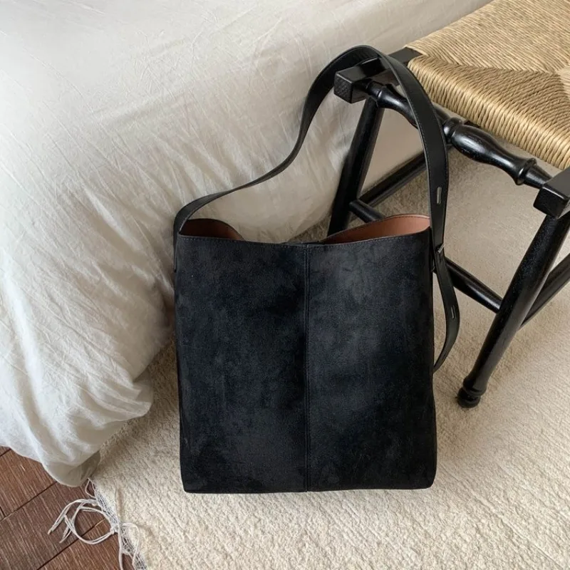 

Элегантная кожаная сумка-тоут для подгузников от дизайнерского бренда, высочайшего качества, большая вместимость, с возможностью ношения через плечо, для длительного использования.