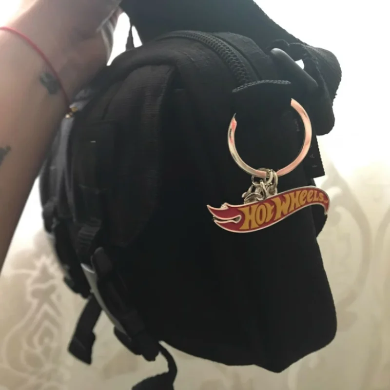 Brelok do kluczy z logo Hot Wheels 2025 Nowy męski mini wisiorek z łańcuszkiem Niezabudzany model pojazdu Akcesorium Zabawka Prezent dla chłopca