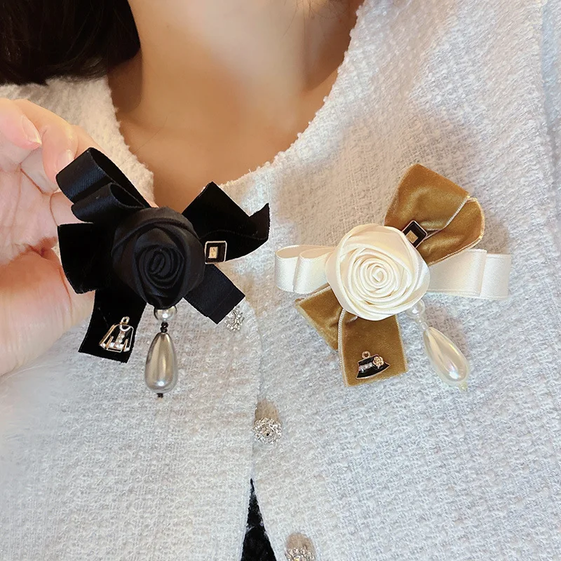 Koreanische Fliege-Brosche aus Kamelienstoff, Kristallperlen-Quastennadel, Hemdkragen-Accessoire, elegantes Modeschmuck-Geschenk für Frauen – Detail 2
