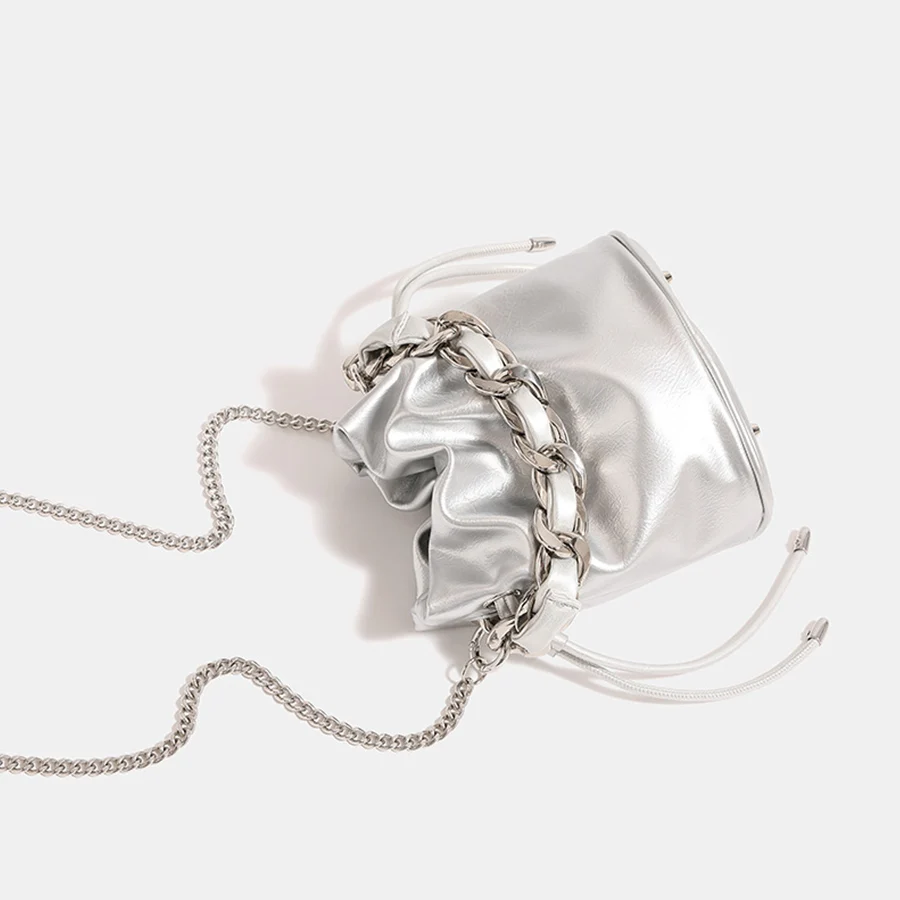حقائب دلو بسلسلة فضية سميكة للنساء من جلد البولي يوريثان حقيبة كتف بسلاسل برباط وحقائب كروس وحقائب يد كاجوال للركاب