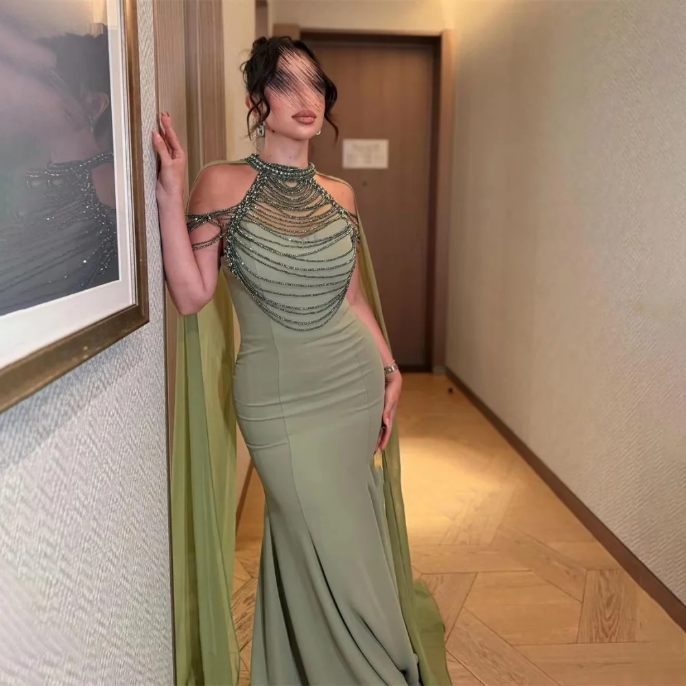 Aangepaste prachtige kralen vrouwen galajurk mouwloze charmante zeemeermin halternek feestjurk ruches vrouwen avondjurk