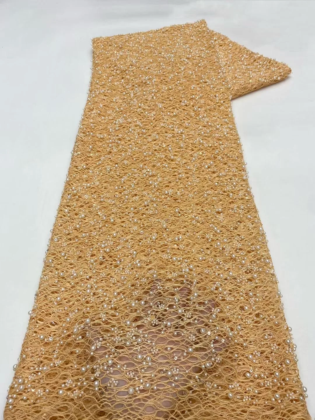 

2025 новый дизайн, роскошная французская африканская ткань ручной работы с маленьким жемчугом и блестками, сетчатая кружевная нигерийская ткань для свадебных платьев