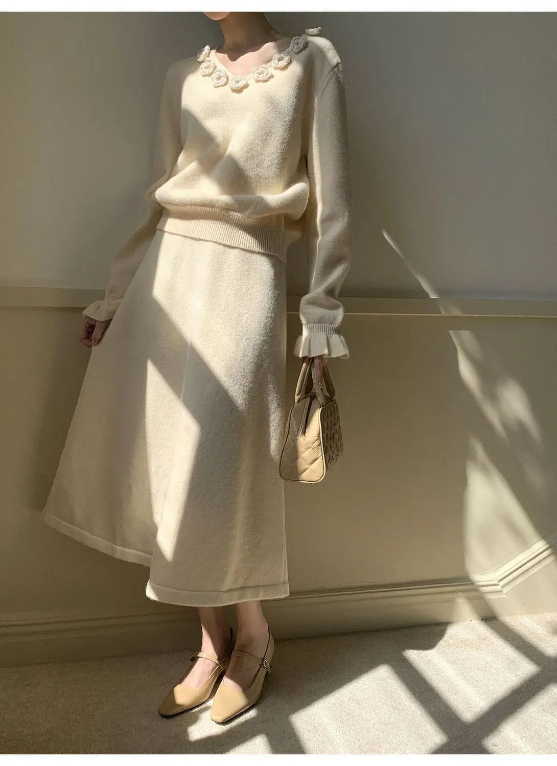 

Three-dimensional Flower V-neck Top Half-length Skirt and Sweater Set for Women
