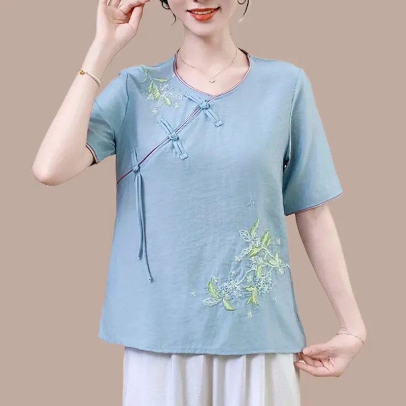 

Женская розовая традиционная блузка с цветочной вышивкой и золотой отделкой в стиле чонсам