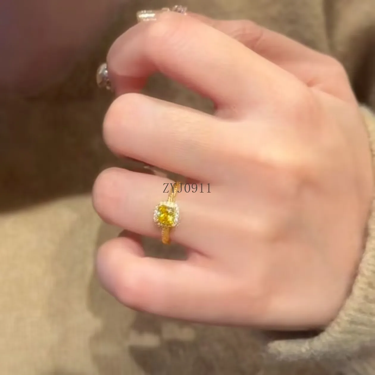 Super flash pequeno cubo de açúcar anel moda feminina luz luxo personalidade alto sentido requintado anel feminino