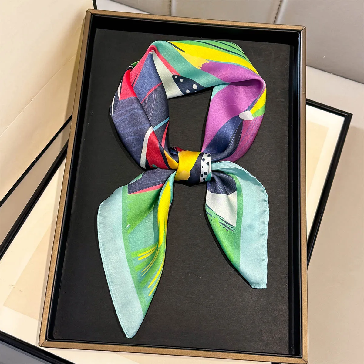 

Элегантные шелковые платки с принтом для женщин: шейные платки, головные уборы, подходят для всех сезонов, модный аксессуар, хиджаб, женский шейный платок