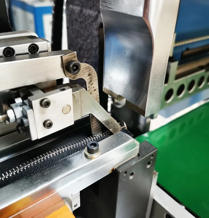 Full Automatic Nylon Zipper Cutting Machine for Open-End Zippers