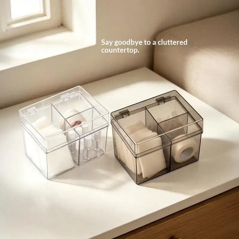 Transparenter Kunststoff-Aufbewahrungsorganizer mit 3 Fächern und staubdichten Klappdeckeln für die Aufbewahrung von Wattestäbchen, Haaraccessoires und kleinen Gegenständen im Badezimmer. – Detail 5