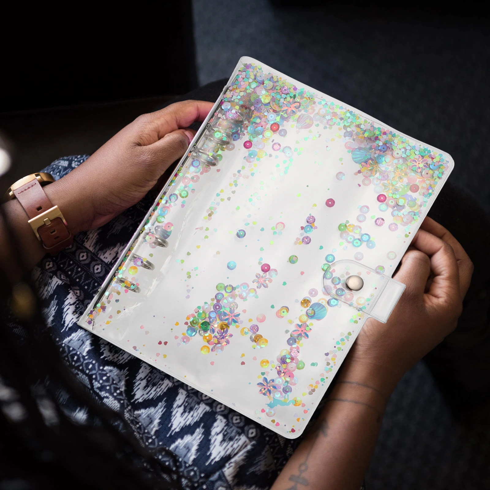 1 قطعة غطاء دفتر بولي كلوريد الفينيل الشفاف الملونة فضفاضة ورقة واقية مقاوم للماء خفيفة الوزن دفتر حامي كتيب مذكرات