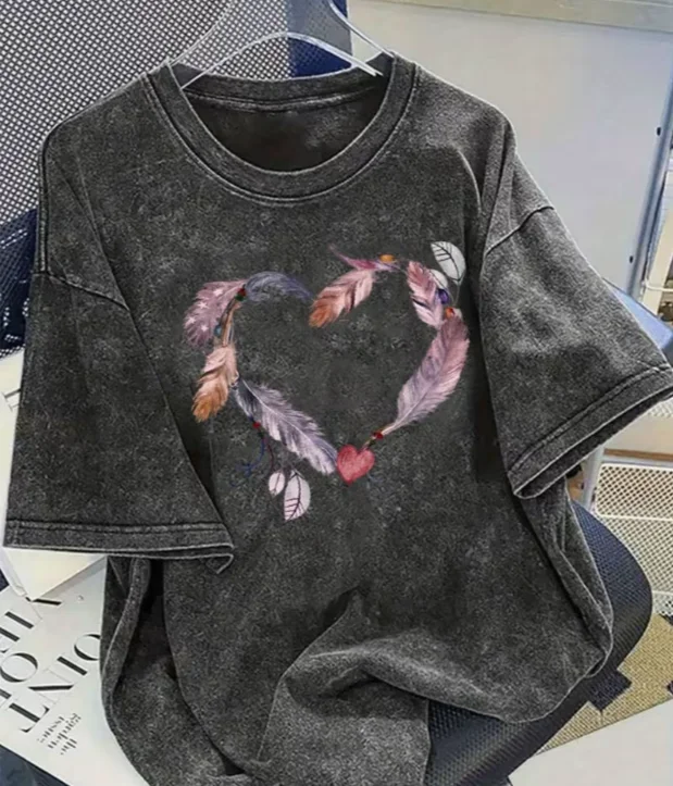 Camiseta con estampado de corazón y plumas para mujer, camiseta informal holgada de manga corta con cuello redondo, color negro lavado, estilo bohemio