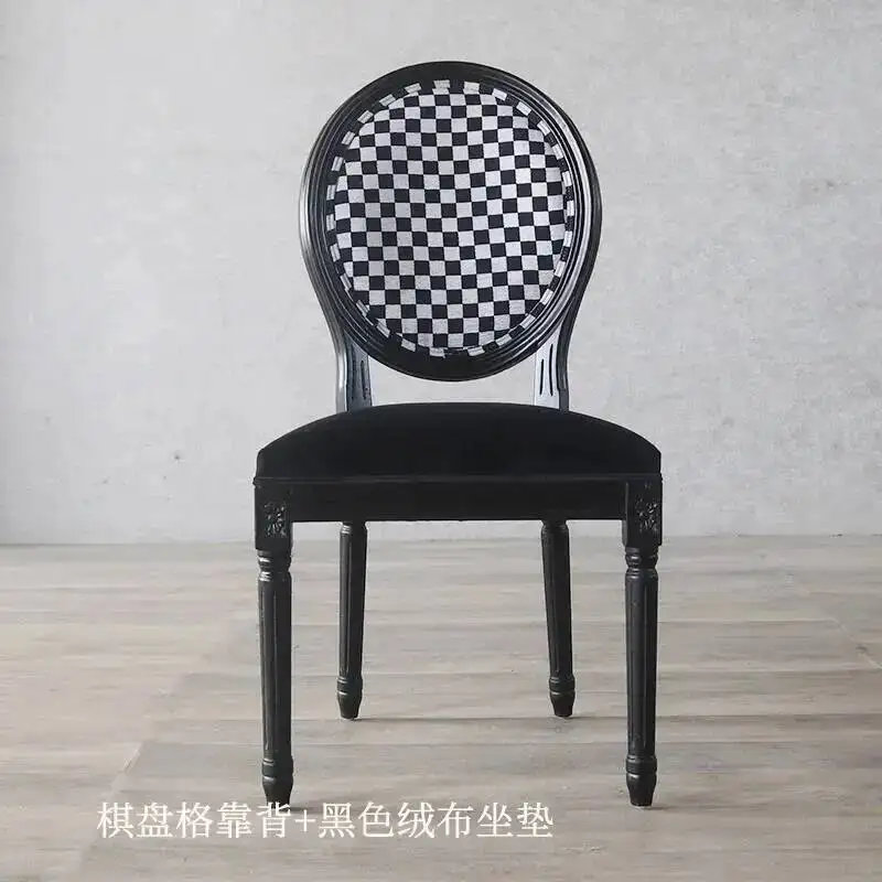 Schwarzer Esszimmerstuhl im Minimalistischen Stil mit Rundem Französischen Rücken, Massivholzrahmen und Samt-Polsterung, Moderner Skandinavischer Akzentstuhl