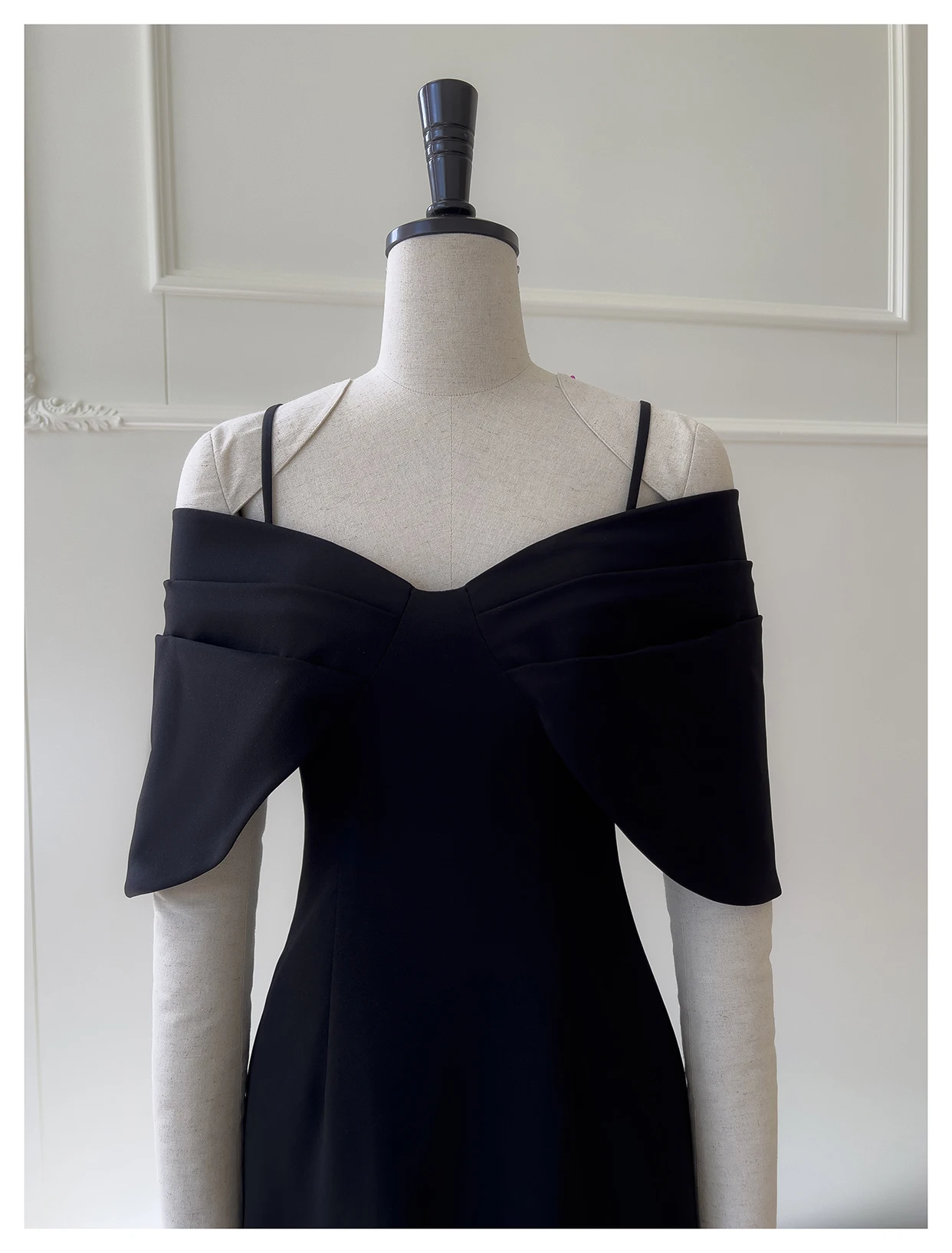 ภาษาฝรั่งเศสคํา Elegant Retro ชุดเดรสสั้นสีดํา V คอปิดไหล่เอวสูง Slim A-Line อารมณ์ Socialite Party Dress ผู้หญิงฤดูร้อน