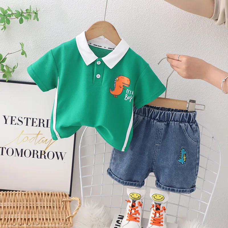 Sommer-Tageskleidungsset für Kleinkinder, Jungen, Cartoon-Dinosaurier-Stickerei, kurzärmeliges Poloshirt, lockere Jeansshorts, Anzug – Detail 2