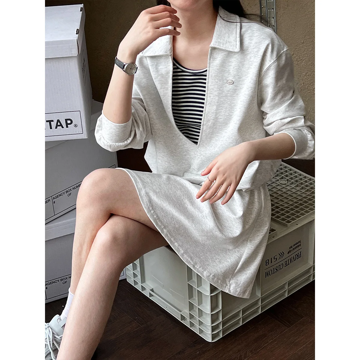 Set casual per la riduzione dell'età in stile coreano per il nuovo articolo primaverile da donna, finta felpa con cappuccio in due pezzi + mezza gonna elastica set in due pezzi, 2884