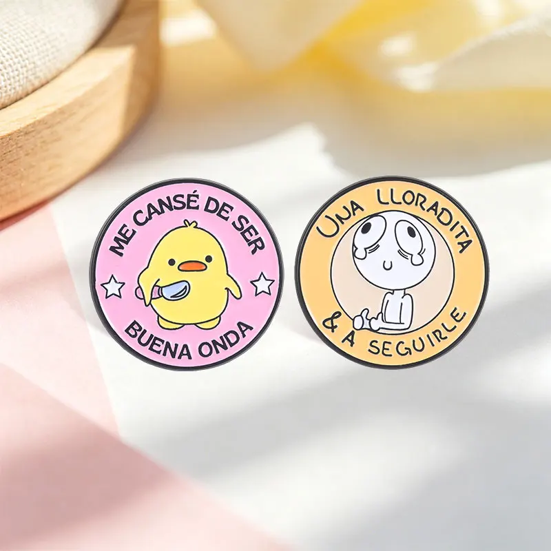 Una Lloradita & A Seguirle Stick Figure Crying Thumbs Up Emaille-Anstecknadel „Me Cansé De Ser Buena Onda“ Enten-Brosche Lustige Spanische Abzeichen – Detail 8