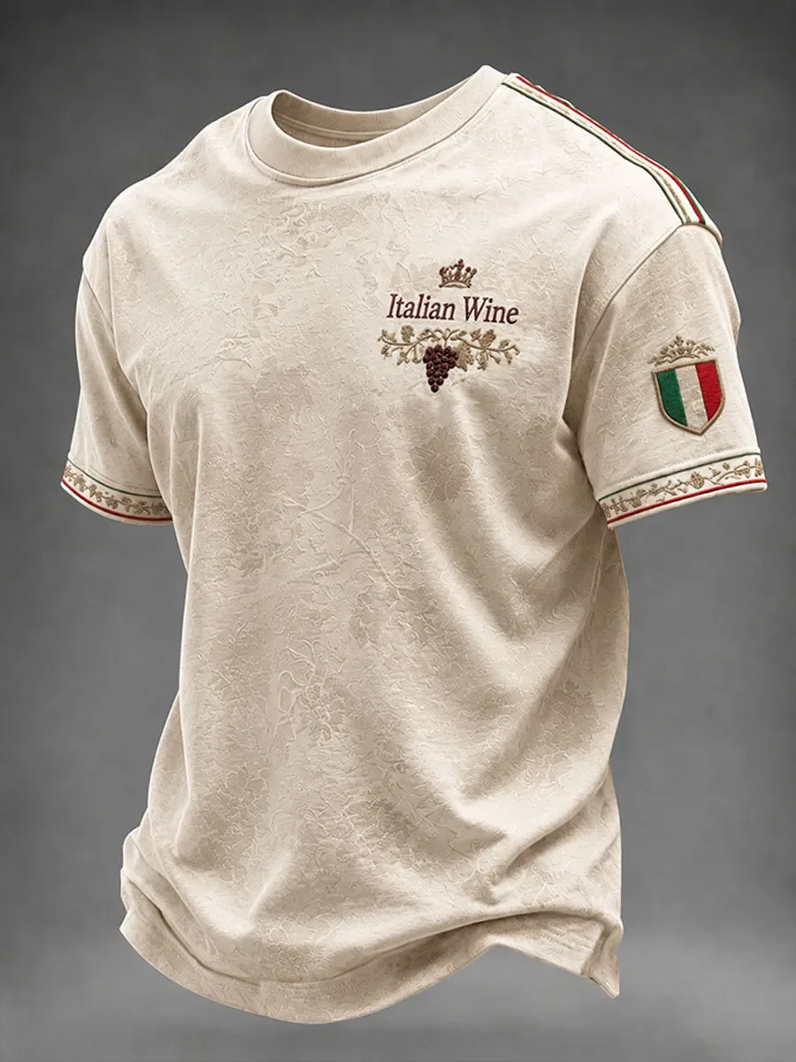 Italian Wine Grapes on The Italian Flag Emblem Pattern T-shirt. Retro Floral Texture. Casual Short-sleeved T-shirt.