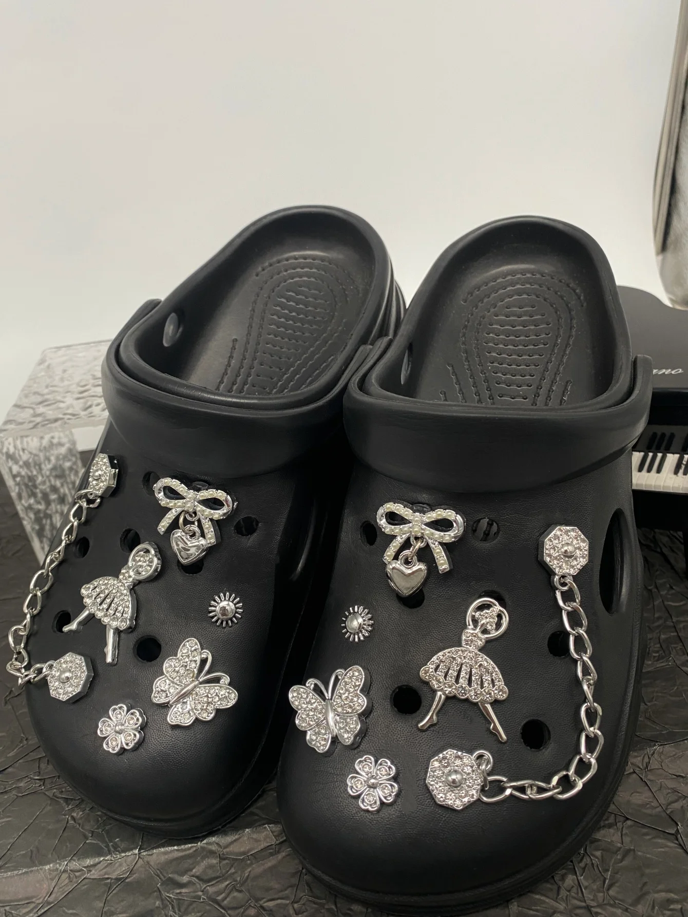 12 Stück trendige silberne Ketten-Schuhanhänger, abnehmbare tanzende Mädchen-DIY-Accessoires für Gartenschuhe & Sandalen, vielseitige Outdoor-Schuhdekoration