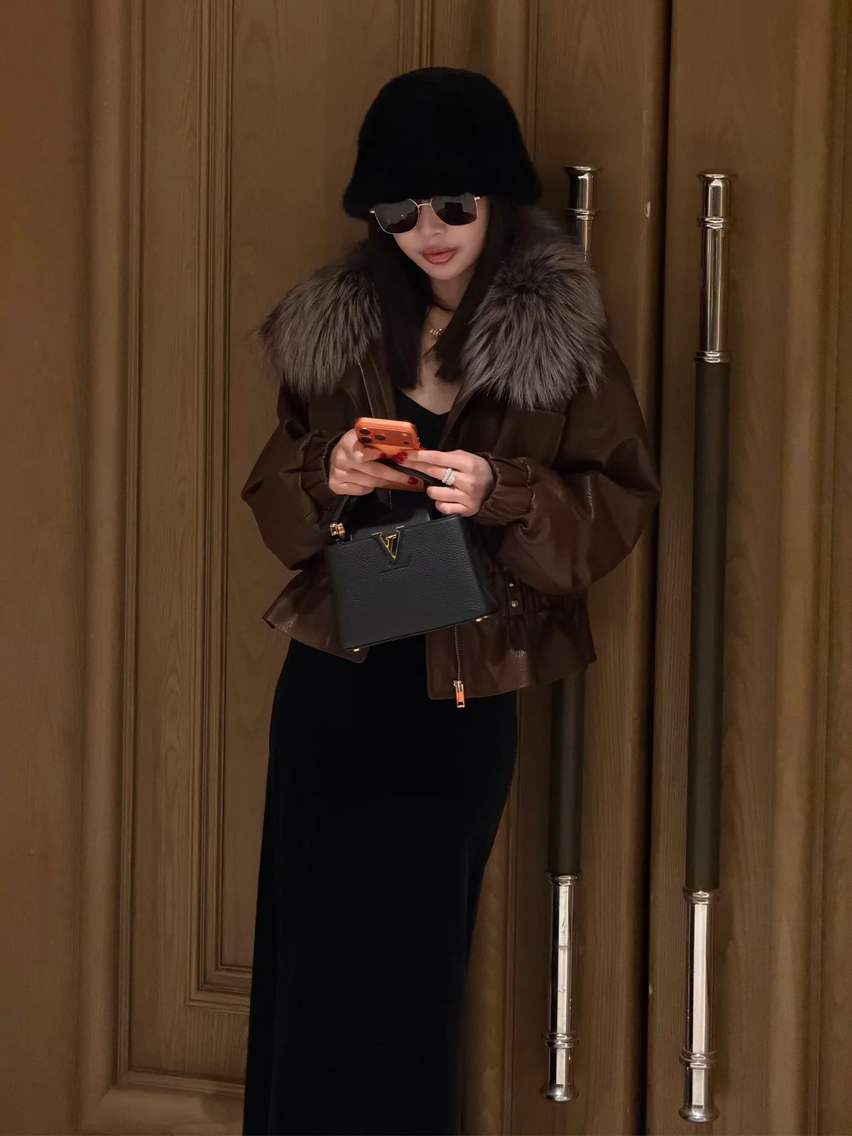 Jaqueta Feminina de Couro Genuíno de Ovelha Marrom com Gola de Pele e Cinto na Cintura - Estilo Elegante