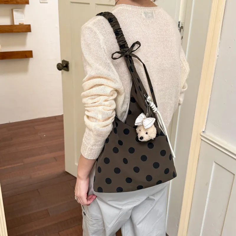 Korean-style polka dot large-capacity canvas tote bag for women2026Autumn new collection: simple and casual shoulder bag, nylon