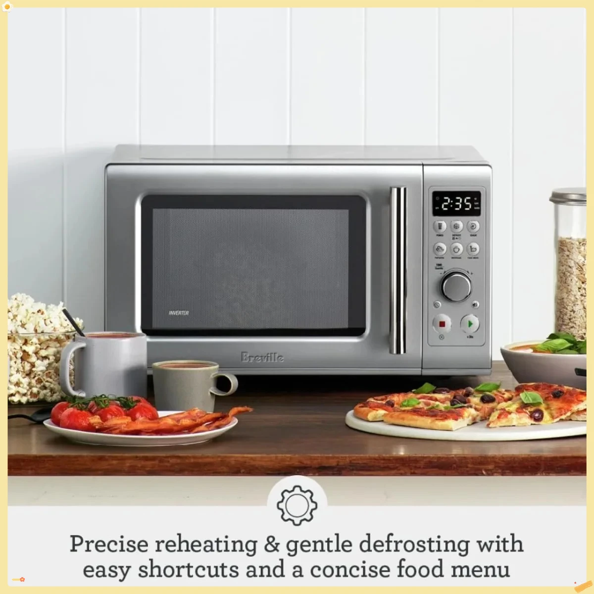 コンパクトな波型電子レンジ、ソフトクローズ機能付き、シルバーのデザインで、小さなキッチンに最適です。