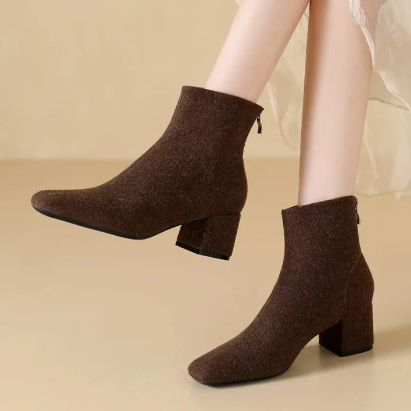 

Элегантные брендовые ботинки челси, женские замшевые модные ботильоны на молнии, лаконичные женские высокие сапоги с квадратным носком, осень-зима, женские высокие сапоги
