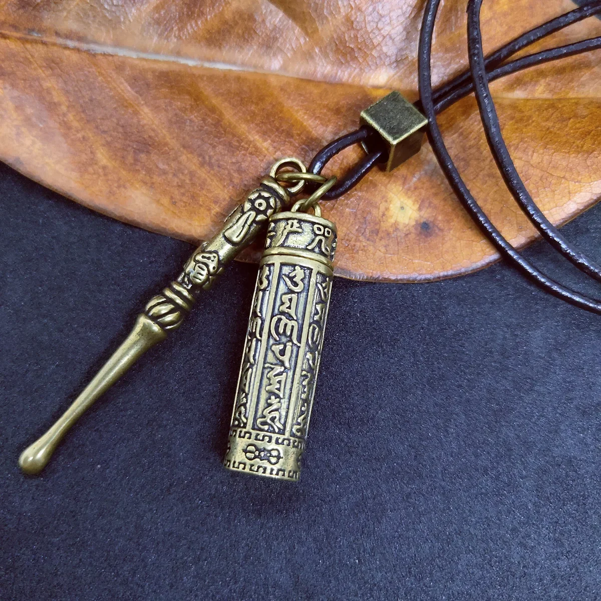 ملعقة نحاسية صغيرة جرة المعلقات الرجعية جلد البقر حبل السنسكريت تعويذة تنقش قلادة جرة قلادة سحر مجوهرات تذكارية