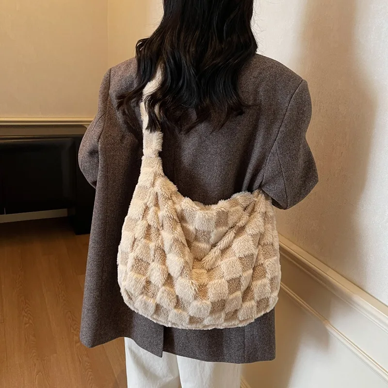 Autumn and winter 2025 Korean large capacity checkerboard tote bag women color-blocking plush casual shoulder bag