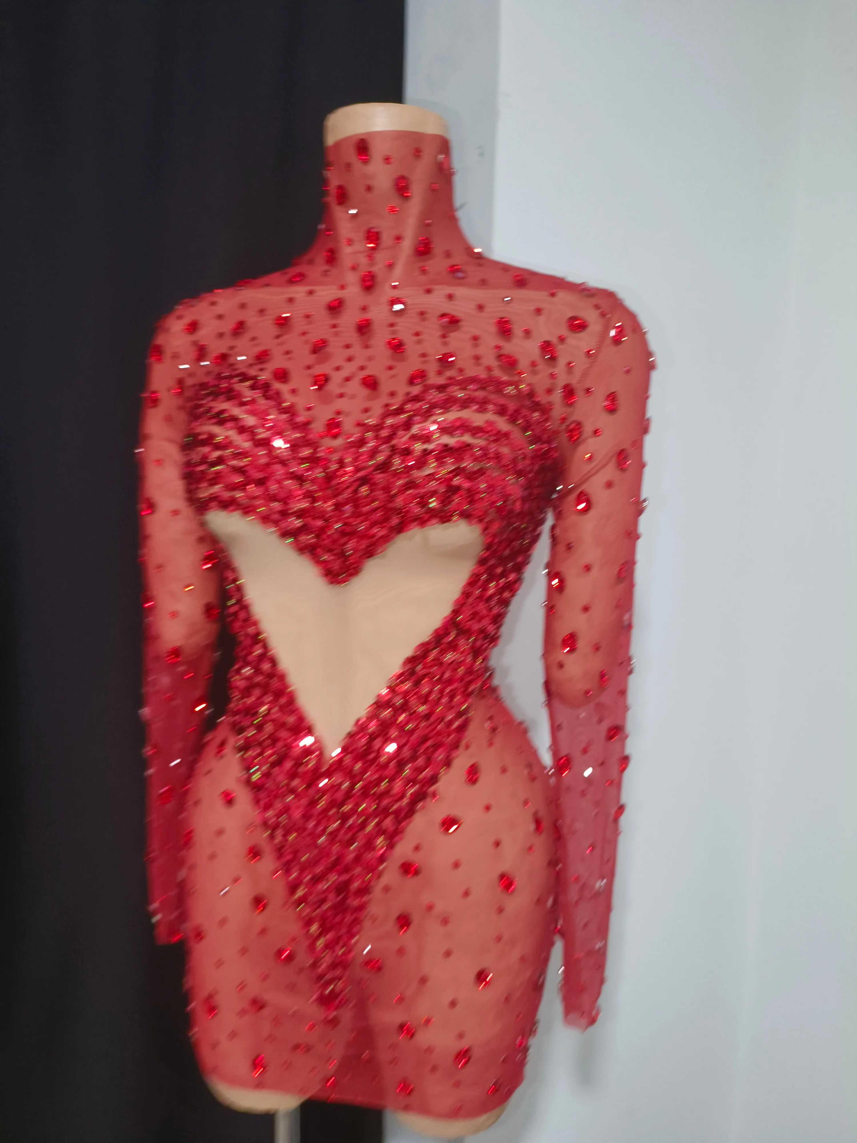 Abito sexy con paillettes rosso con ritaglio a cuore Abito da donna con maniche lunghe in rete trasparente con perline scintillanti Decorazione per feste con data a tema