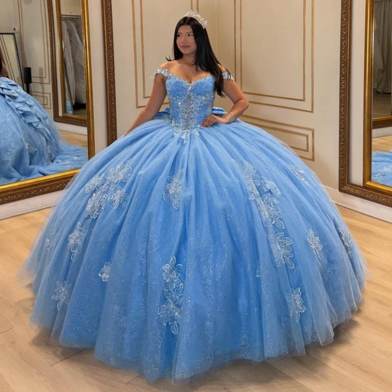 فساتين Quinceanera باللون الأزرق الملكي اللامع ثوب حفلة قبالة الكتف مزين بالدانتيل مطرز بفيونكة كريستال تول مشد حفلة عيد ميلاد