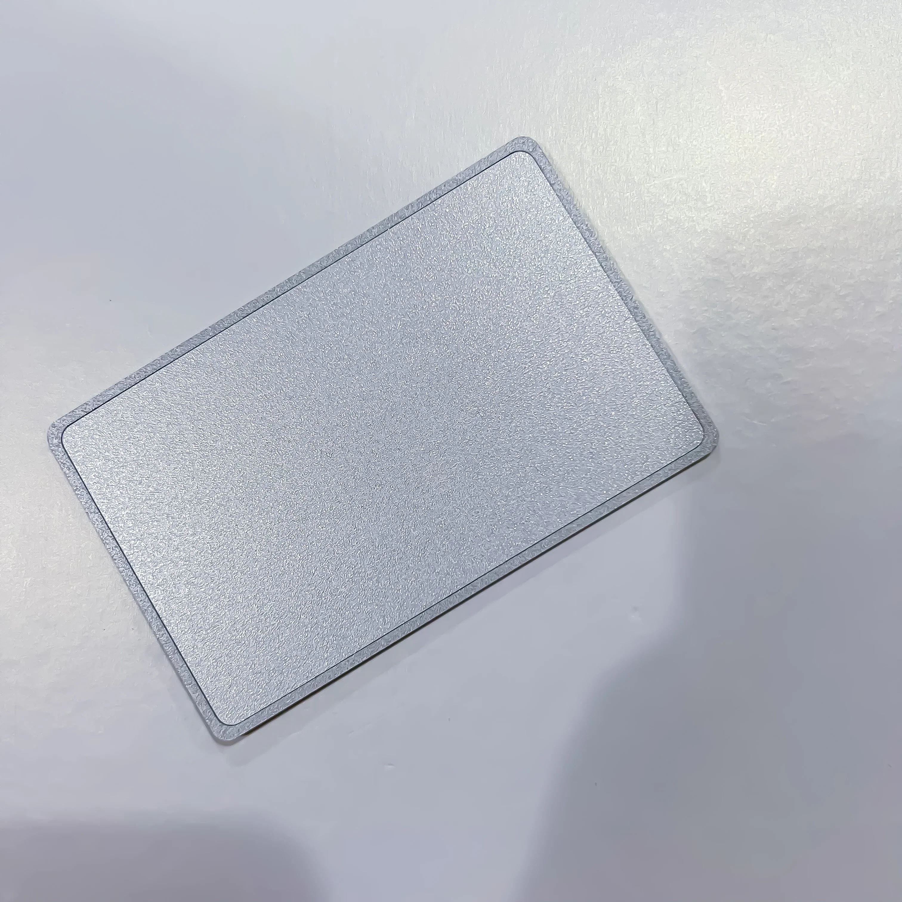 بطاقة ائتمان معدنية من الفولاذ المقاوم للصدأ باللون الأسود غير اللامع مقاس بطاقة RFID NFC بطاقة عمل معدنية للبيع بالجملة