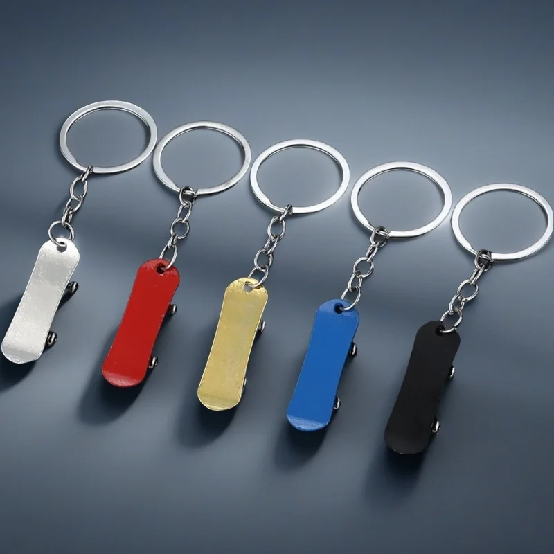 Llavero de monopatín de metal, lindo mini regalo, llavero de aleación de zinc duradero, colgante para mochila, etiqueta de equipaje, opciones de colores vibrantes