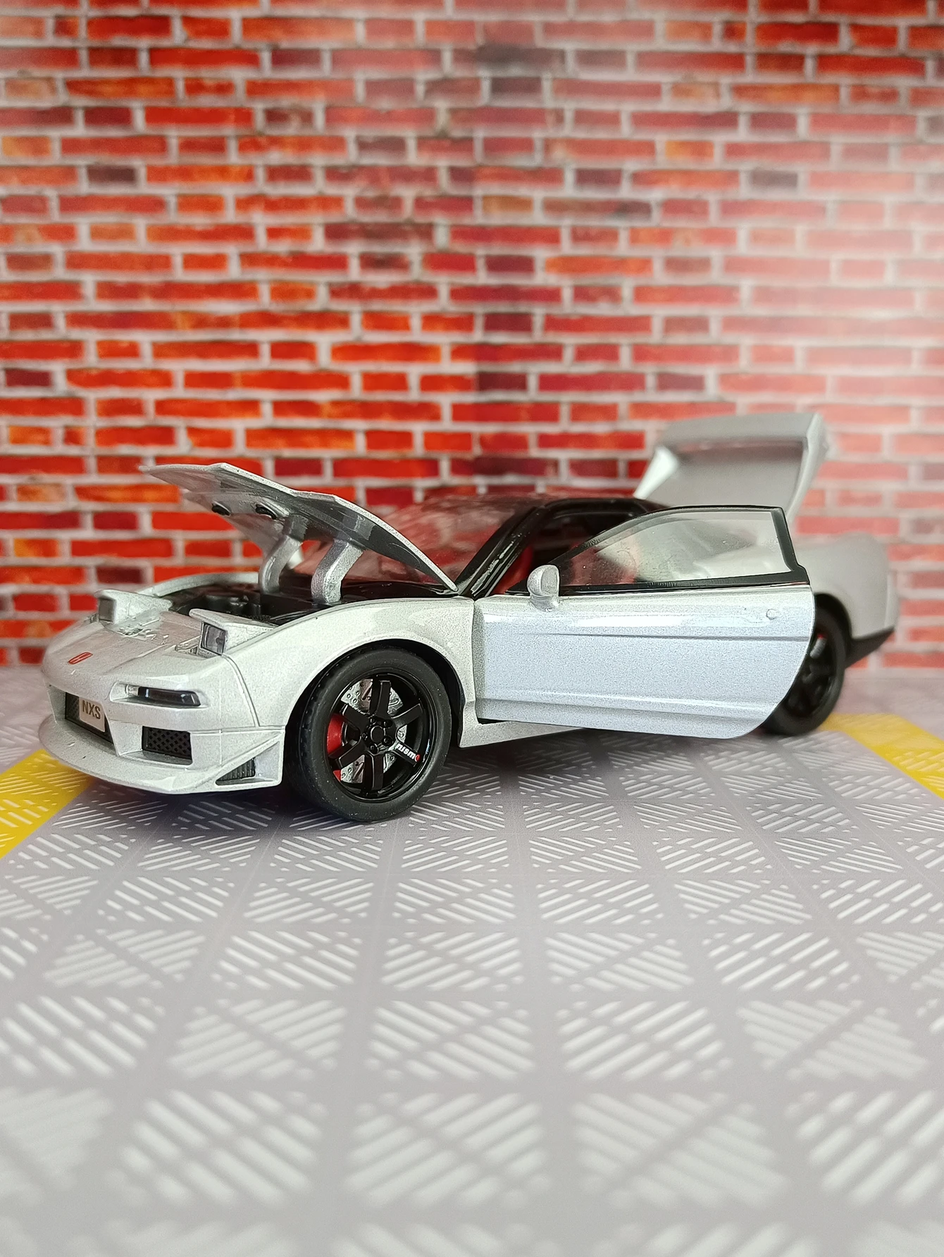 1: 32 simulation Honda NSX alloy car model doors and hood trunk can be opened rich in details, finely crafted, good quality
