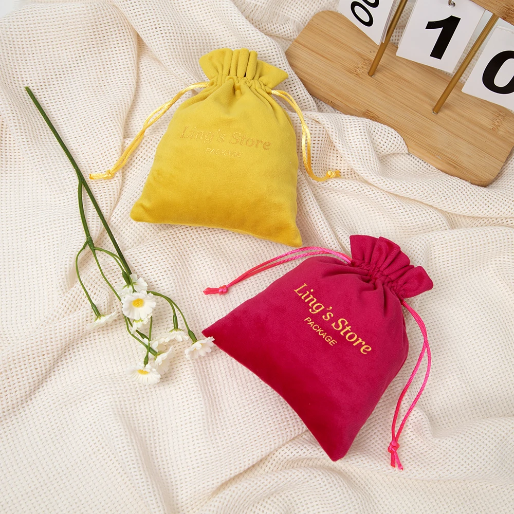 

50 шт., шикарные ювелирные изделия с логотипом, бархатная сумка на шнурке, кольцо-гвоздик, серьги-гвоздики, кулон, ожерелье, браслет, косметический чехол для конфет, шоколада