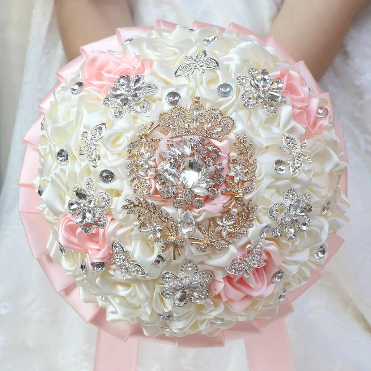bouquet-de-mariee-yannew-rose-doux-ivoire-avec-cristaux-argentes-et-dores-pour-la-mariee-bouquet-de-roses-en-satin-fait-main-pour-fille-bouquets-de-quinceanera
