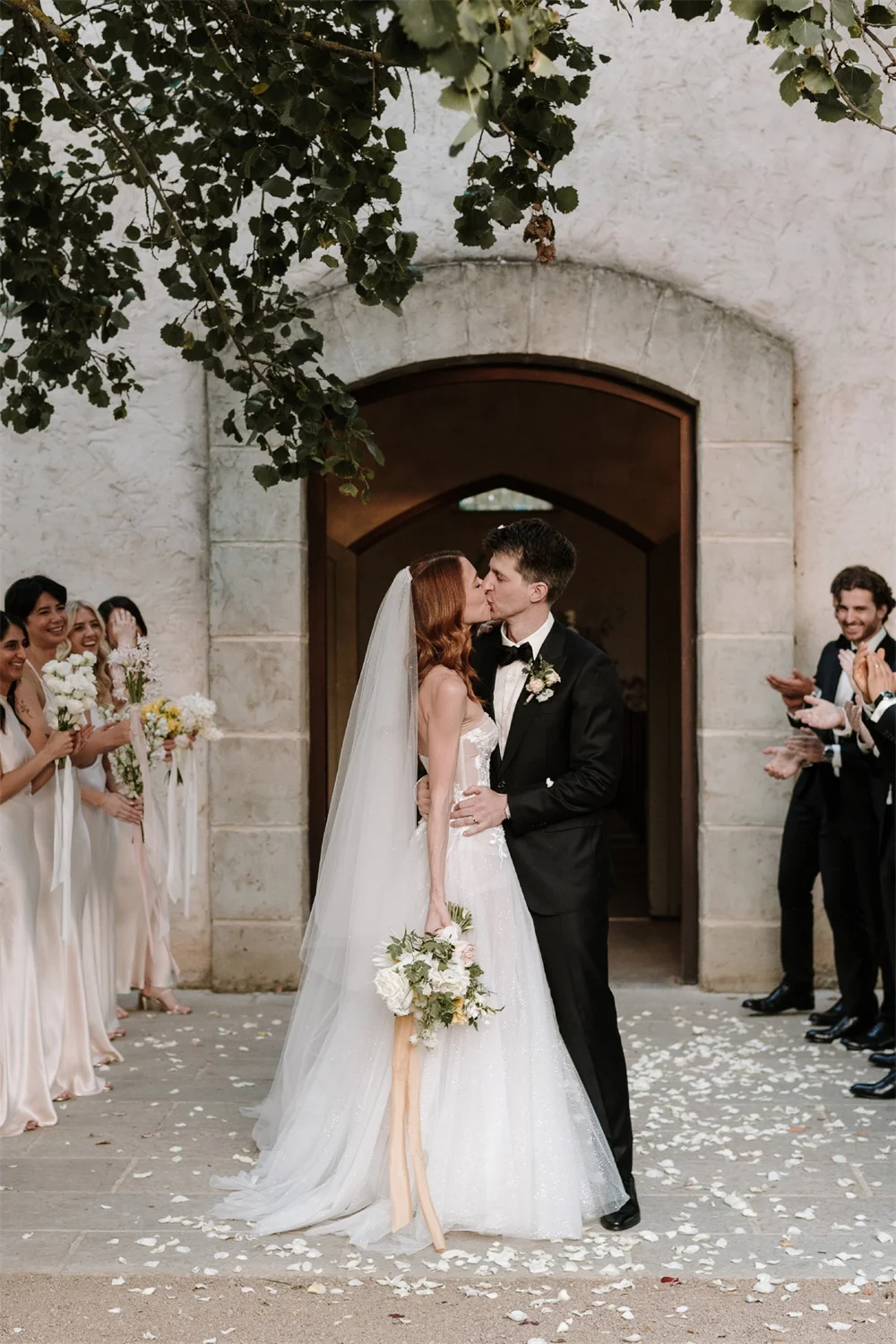 Белое свадебное платье трапециевидной формы на заказ в Токио, без бретелек, без рукавов, на молнии сзади, со шлейфом, свадебное платье, элегантное свадебное платье из тюля