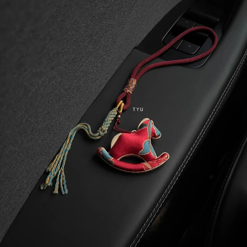 

2026 Новый стиль, год лошади, зодиакальная песня, парчовый пони, автомобильный кулон, зеркало заднего вида, украшение, новогодний подарок для друзей