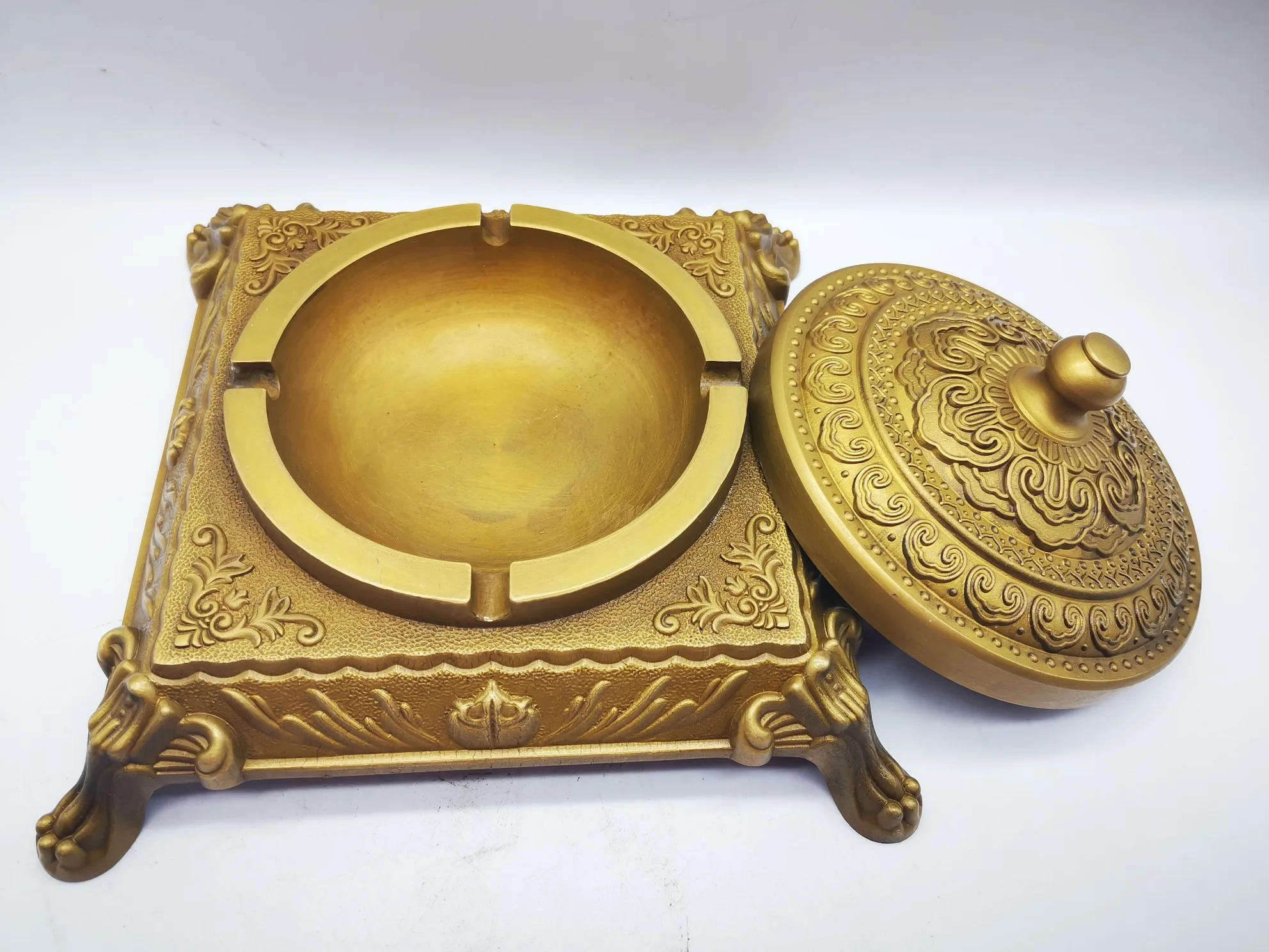 Creative Gold Ashtray Square European High-grade Metal Cigar Ashtray With Lid Home Decor Desk Desk Accessories