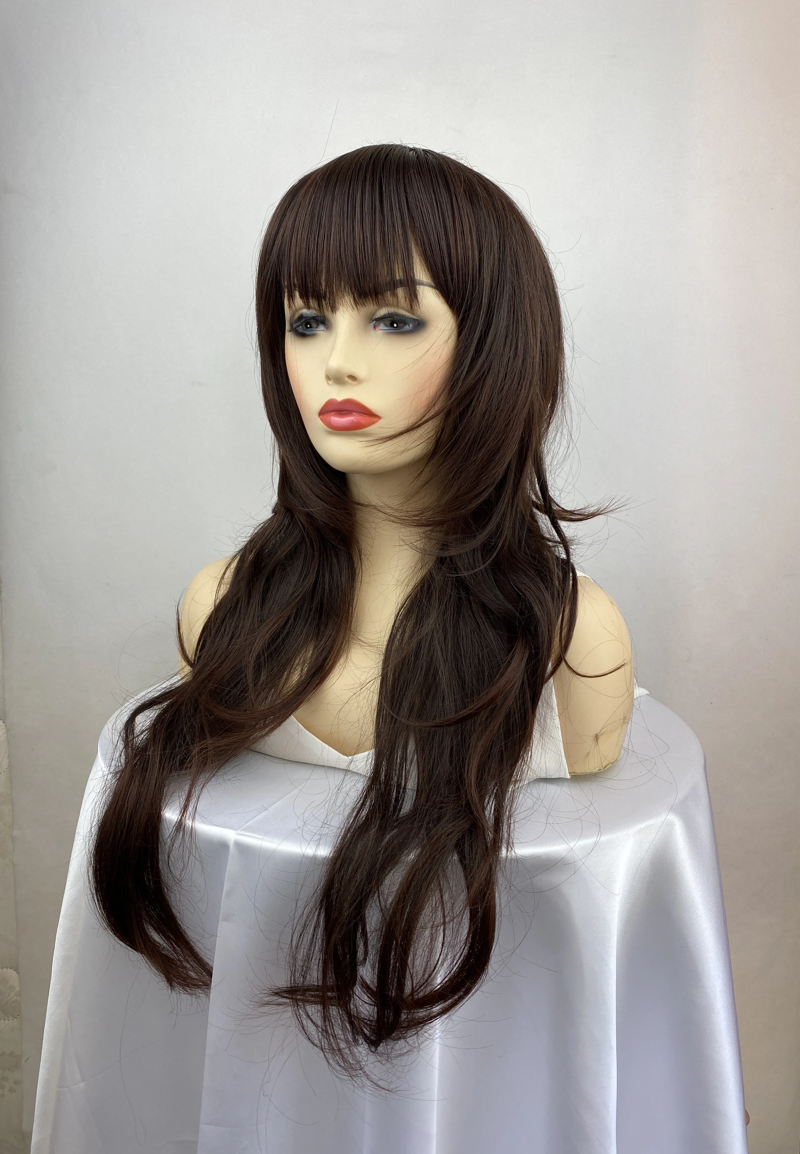 Wig wanita bergelombang coklat tua, dengan poni suhu tinggi wig pesta serat sintetis poni samping wig wanita putih