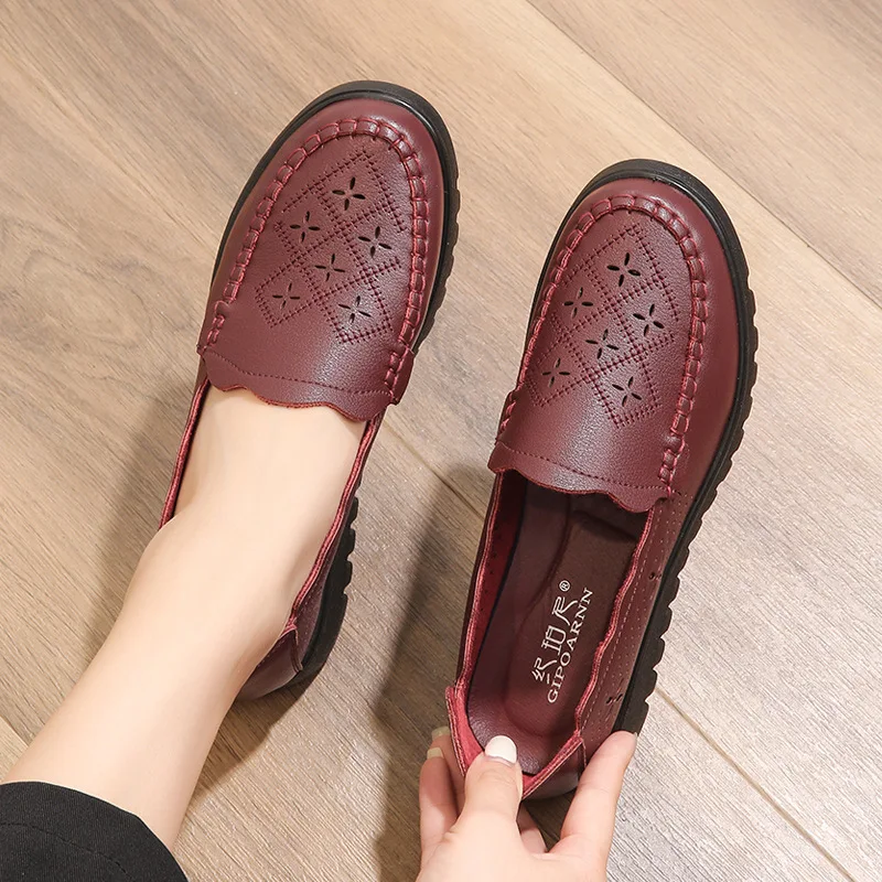 Spring Leather Woman Comfortable Flat Shoes Ladies Outdoor Slip On Soft Breathable Shoes Women Soft Sole Non Slip Breathable