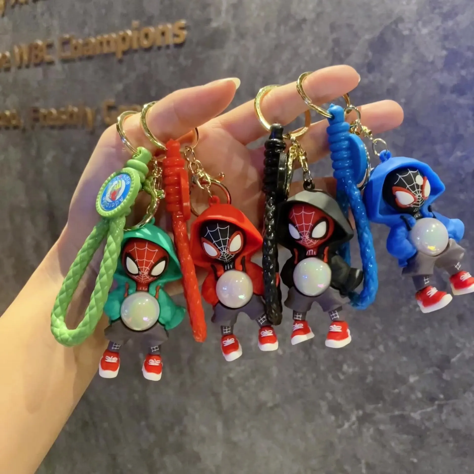 Nowy model figurki Marvel Spider-Man z kreskówki, kreatywna osobowość z podświetleniem, przystojny, lekki, przenośny brelok, sprzedaż hurtowa.