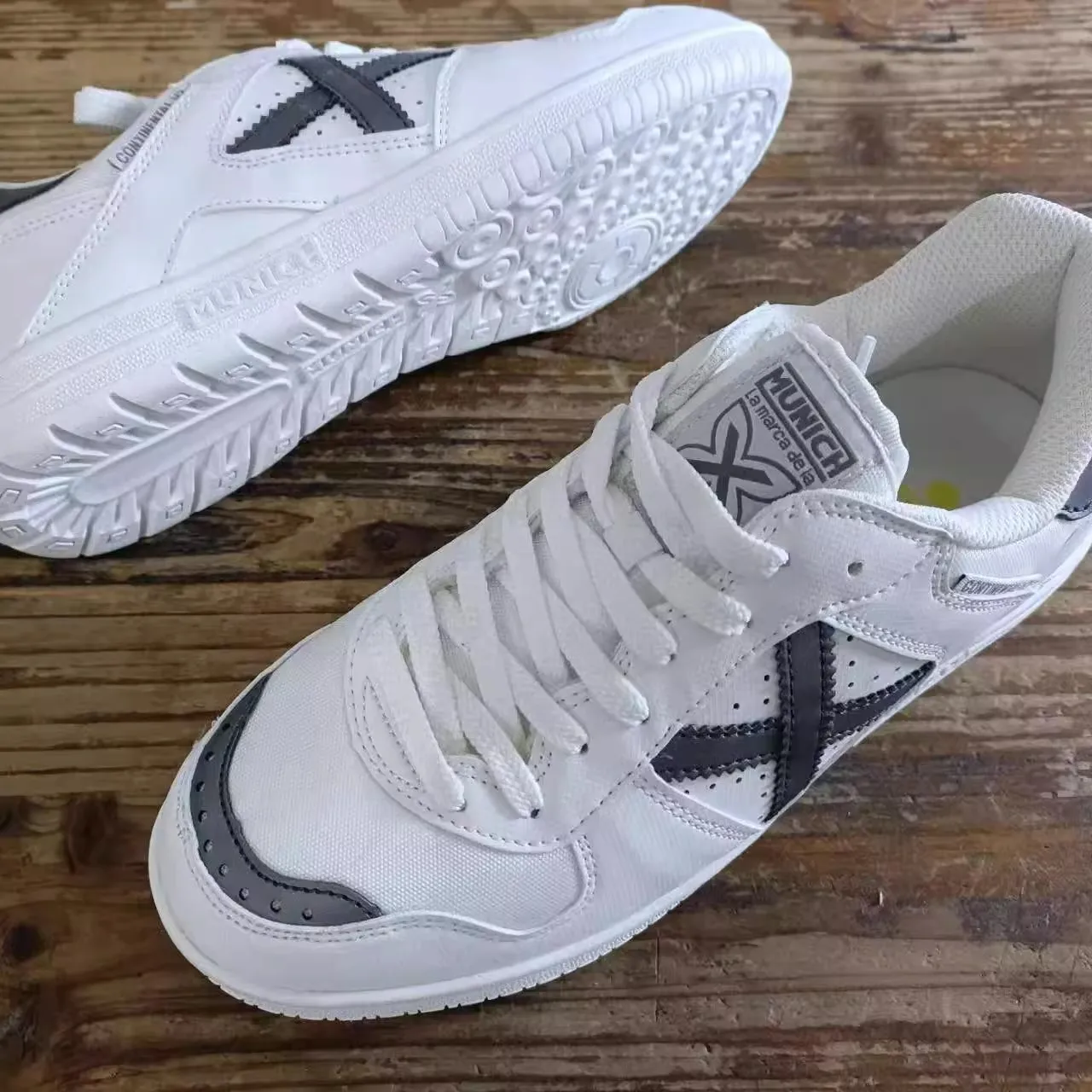 New 2025 Hot Sale Professional Breathable Lightweight Wear-resistant Table Tennis Shoes Badminton Sports Shoes Sports Shoes