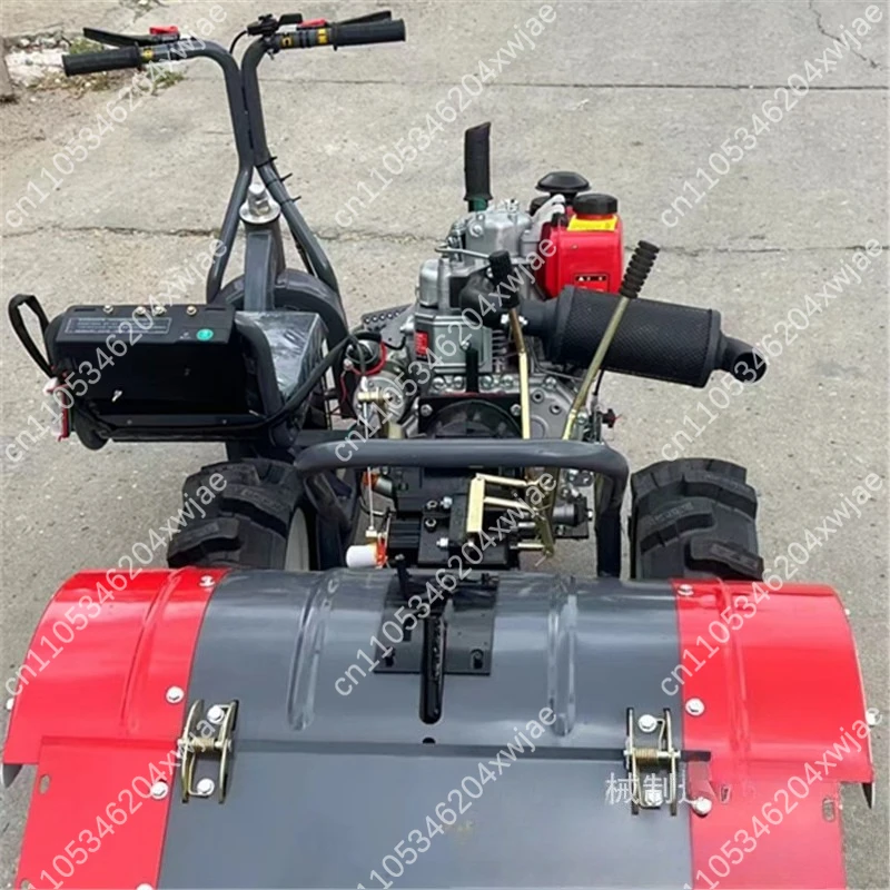 

Многофункциональный 3-колесный культиватор верхового типа. Удобное управление для использования в саду, теплице и склонегах.