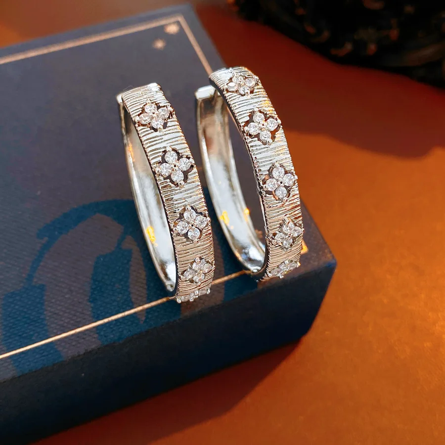 Vintage Kleeblatt-Creolen für Damen | 18K Vergoldet | Kubischer Zirkonia | Luxuriöser Brautschmuck | Trendige Ästhetische Accessoires – Detail 7