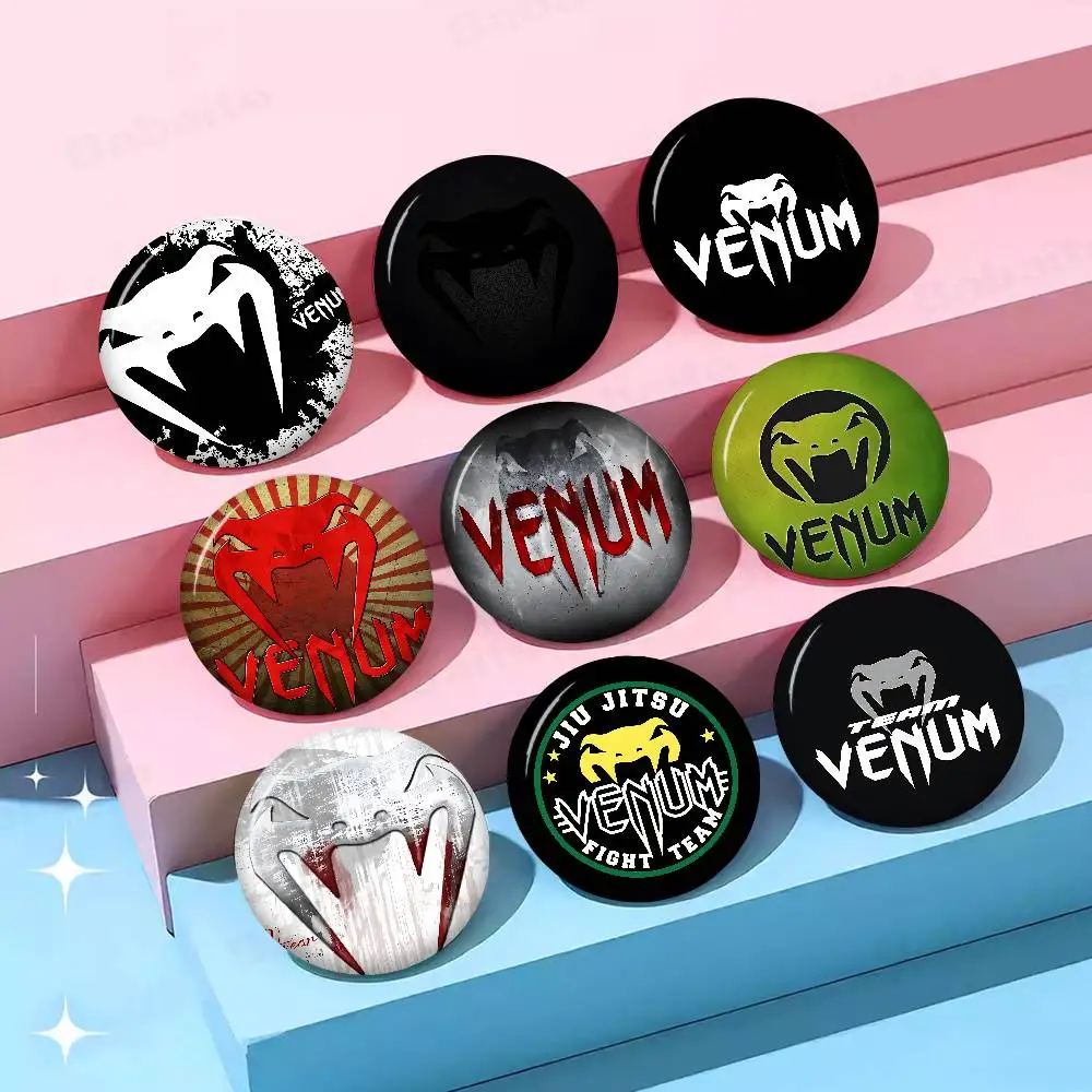Broches Criativos V-Venum Redondos com Slogan, Seleção de Vários Tamanhos, Decoração para Mochilas e Roupas, Joias de Desenho Animado, Presentes