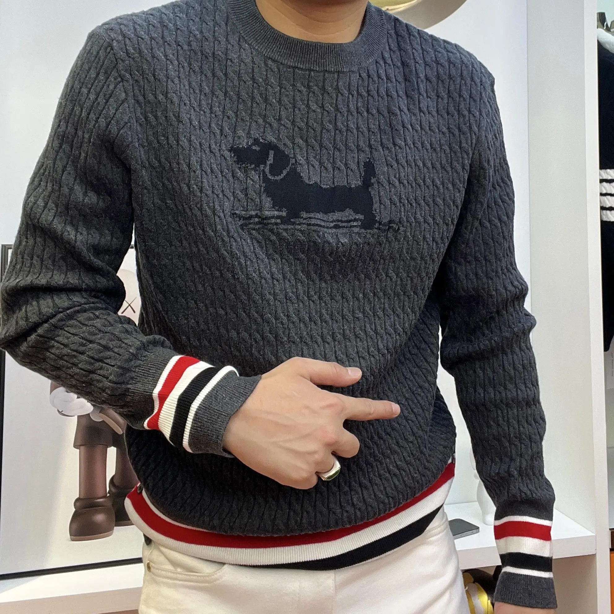 

Мужской приталенный вязаный свитер с длинным рукавом и вышивкой в виде собачки, модный базовый слой, трендовый стиль, осень 2025