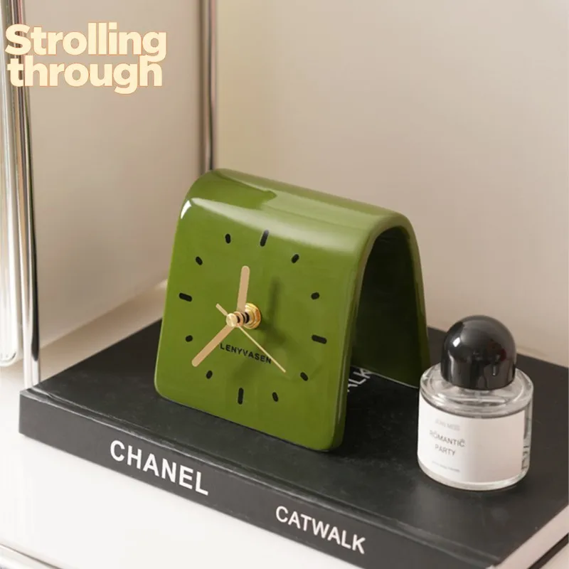 

MOMO Creative Desktop Ornaments Ceramic Clock Decorations Living Room Bedroom Bedside Mute Fashion Seat Clock