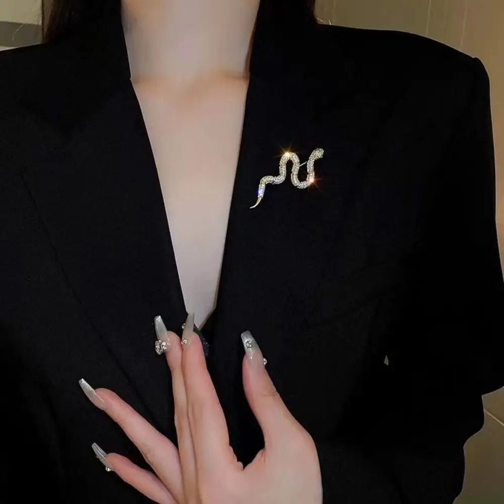 Vintage Zodiac Snake Brooch Minimalist Sparkling Rhinestone Animal Collar Pins High-grade Temperament Personality